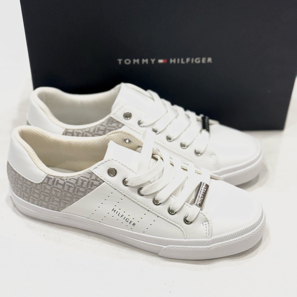 TOMMY HILFIGER LORIO WOMEN'S SNEAKERS COLOR WHITE 143 SIZE 6 ONLY